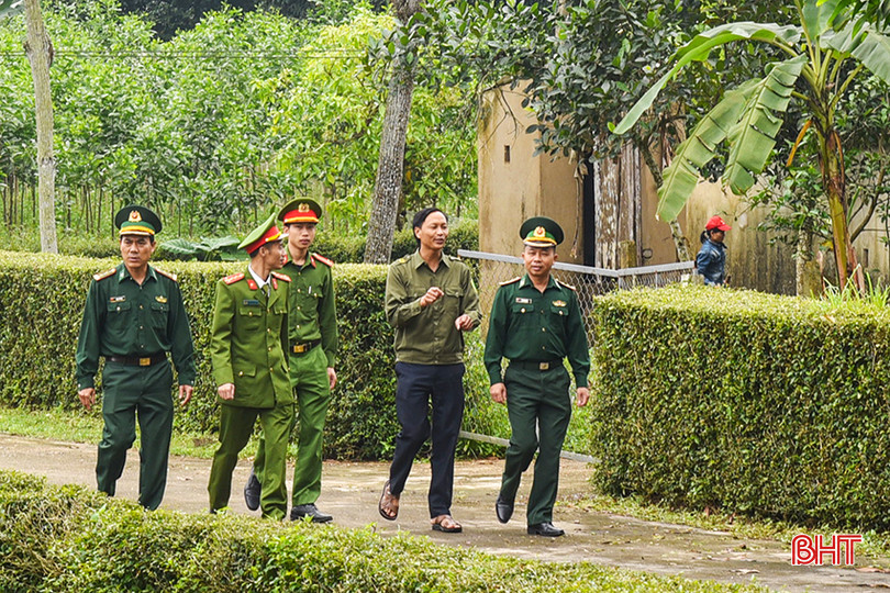 Các lực lượng công an, biên phòng thường xuyên cùng tham gia tuần tra, kiểm soát khép kín địa bàn. DSC_3561.JPG