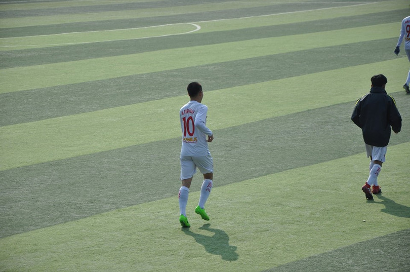 can canh dan cau thu u17 hagl dang lam mua lam gio o han quoc