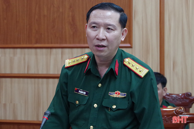 Đại tá Võ Quang Thiện - Phó Bí thư Đảng ủy, Chính uỷ Bộ CHQS tỉnh báo cáo kết quả lãnh đạo, chỉ đạo thực hiện Chỉ thị 1038-CT/ĐU ngày 26/1/2024 của Ban Thường vụ Đảng ủy Quân khu về “Rà soát, sửa đổi, bổ sung quy chế làm việc, quy chế lãnh đạo các mặt công tác trọng yếu và thực hiện nguyên tắc tập trung dân chủ trong Đảng bộ Quân khu”. 3 (1).JPG
