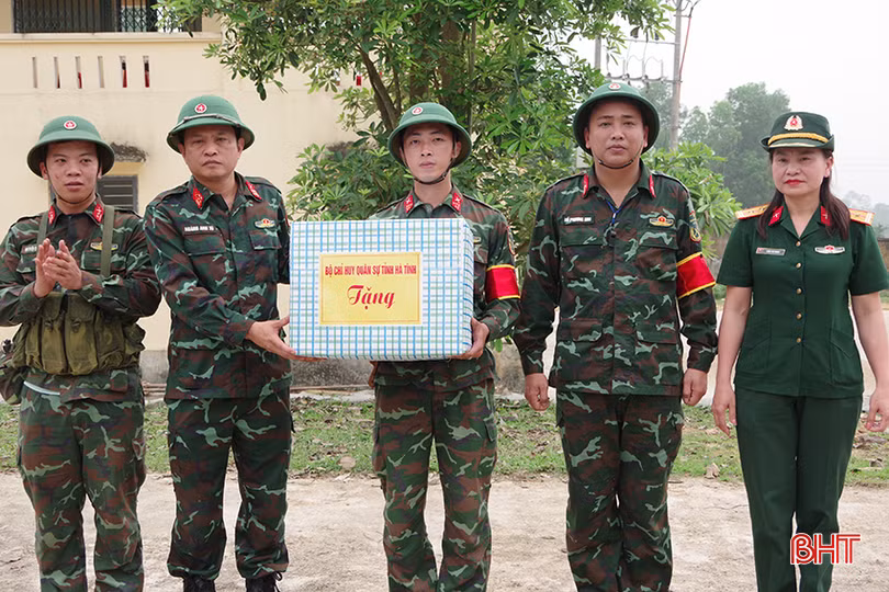 Đại tá Hoàng Anh Tú - Phó Chỉ huy trưởng, Tham mưu trưởng Bộ CHQS tỉnh tặng quà cho lực lượng diễn tập.