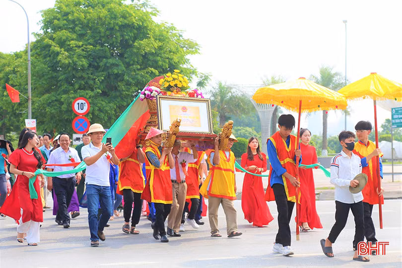 Lễ rước bằng xếp hạng di tích.