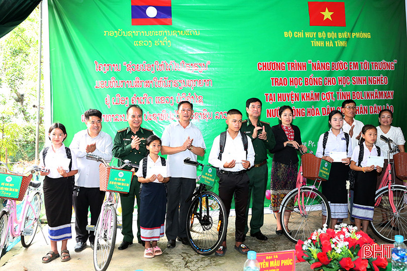 Lãnh đạo Bộ Chỉ huy BĐBP Hà Tĩnh trao tiền hỗ trợ, tặng xe đạp, cặp, sách vở, đồ dùng học tập cho 5 em học sinh.