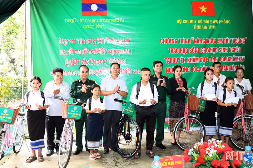 Lãnh đạo Bộ Chỉ huy BĐBP Hà Tĩnh trao tiền hỗ trợ, tặng xe đạp, cặp, sách vở, đồ dùng học tập cho 5 em học sinh.