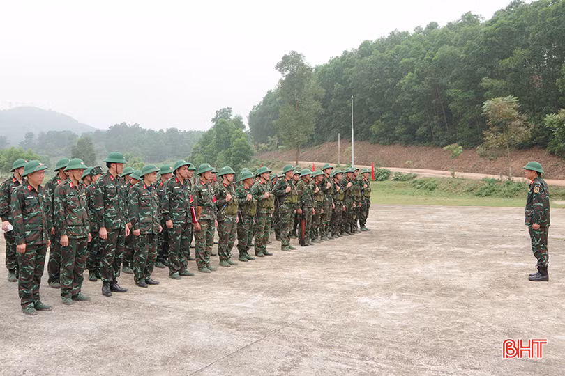 Đại tá Hoàng Anh Tú giao nhiệm vụ sau đợt diễn tập.