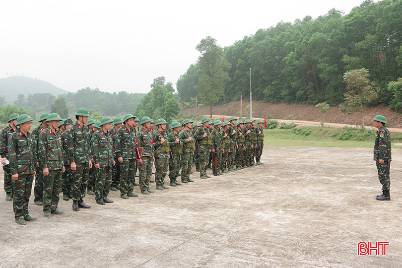 Đại tá Hoàng Anh Tú giao nhiệm vụ sau đợt diễn tập.