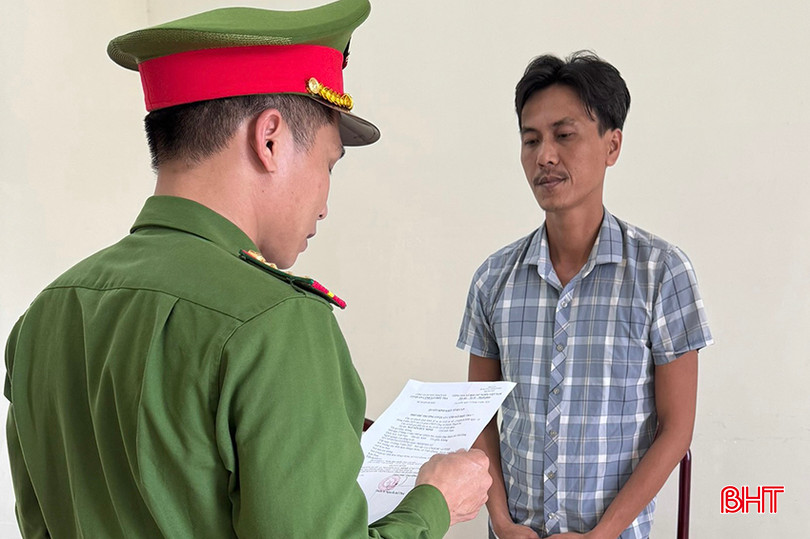 cơ quan CA tống đạt quyết định khởi tố đối với Nguyễn Đức Minh.jpeg