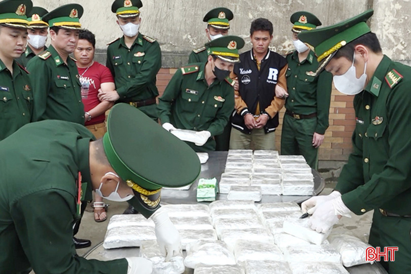 Yia Song (áo đỏ) và Keo Song (áo khoác đen) bị bắt giữ cùng tang vật. 2.jpg