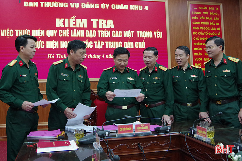 Đoàn công tác Quân khu 4 kiểm tra hồ sơ, văn bản, quy chế, biên bản sinh hoạt về việc thực hiện nguyên tắc tập trung dân chủ tại Đảng ủy Quân sự tỉnh. 4 (1).JPG