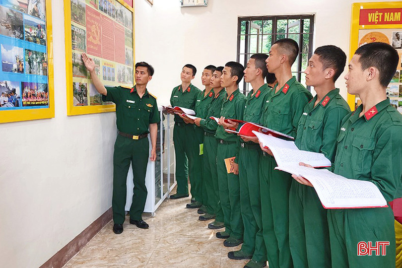 Câu lạc bộ hoạt động Phòng Hồ Chí Minh của Tiểu đoàn 2, Trung đoàn 841 tuyên truyền, giới thiệu các tài liệu trong Phòng Hồ Chí Minh của đơn vị. Anh 2.jpg