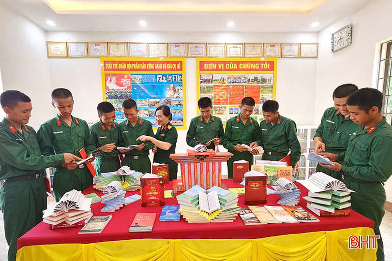Thư viện Bộ CHQS tỉnh hưởng ứng “Ngày sách và văn hóa đọc Việt Nam” giới thiệu sách, báo đến với cán bộ, chiến sĩ Trung đoàn 841. Anh 1.jpg