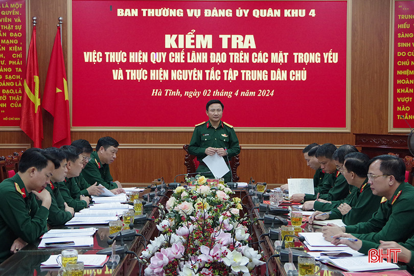 Đại tá Đoàn Xuân Bường - Phó Chính ủy, Chủ nhiệm Ủy ban Kiểm tra Đảng ủy Quân khu 4 trao đổi về các nội dung kiểm tra. 1 (2).JPG