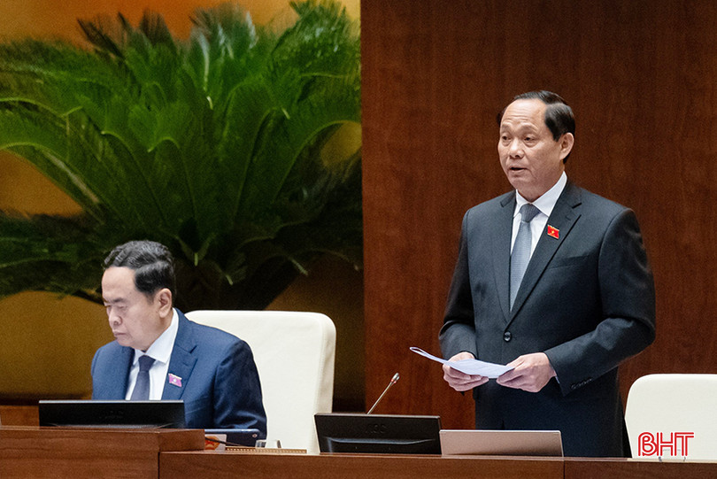Phó Chủ tịch Quốc hội Trần Quang Phương điều hành phiên họp. 24.06.03.Tin.ThaoLuan.LuatQLVKVLN.2.jpg