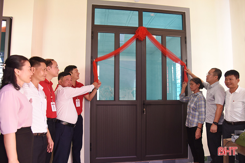 Các đại biểu thực hiện nghi thức bàn giao ngôi nhà mới. DSC_7358.JPG