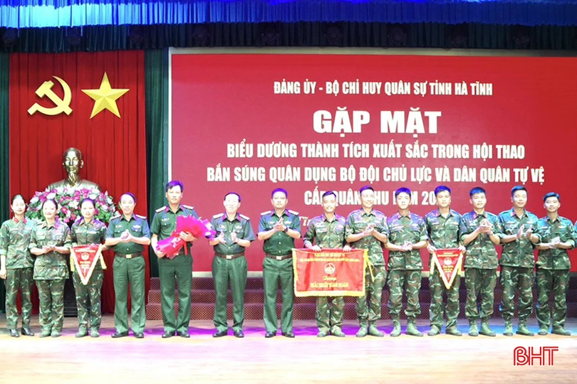 Lãnh đạo Bộ CHQS tỉnh tặng hoa chúc mừng các vận động viên.