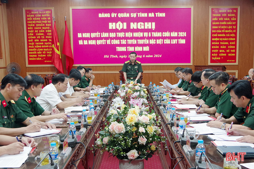 Đại tá Võ Quang Thiện - Phó Bí thư Đảng ủy, Chính ủy Bộ CHQS tỉnh chủ trì hội nghị. A1.JPG