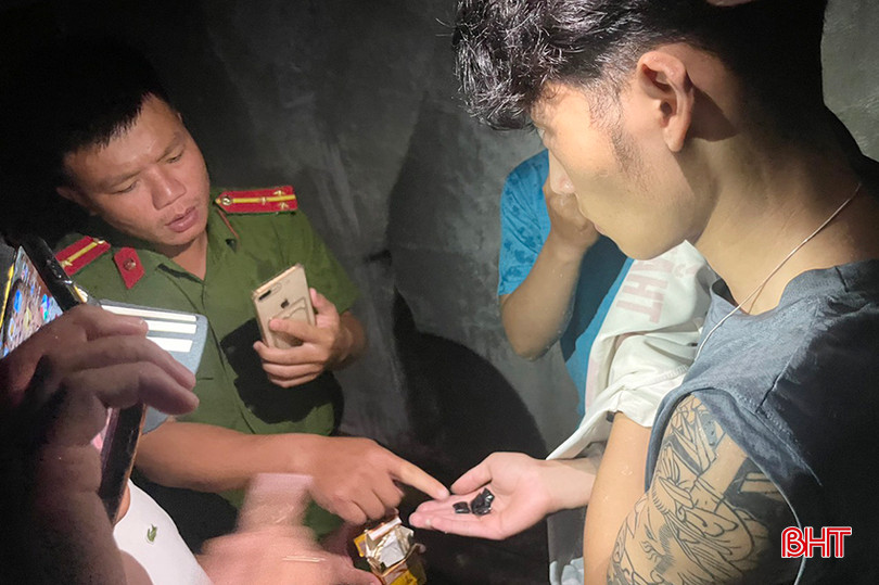 Số ma túy cấu giấu bị lực lượng chức năng phát hiệ.jpg