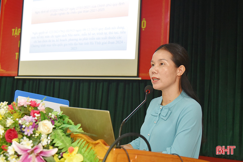 Giảng viên trình bày các chuyên đề về giảm nghèo bền vững. Giảng viên trình bày các chuyên đề về giảm nghèo bền vững.