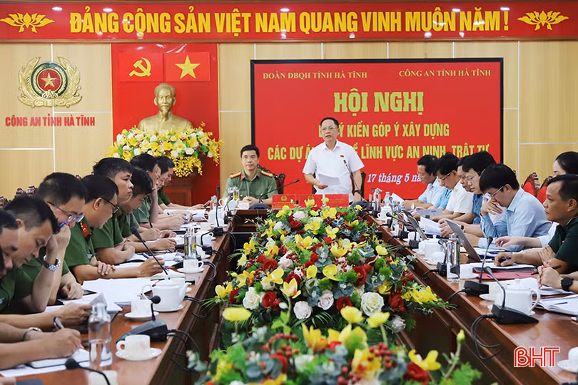 Đại tá Nguyễn Hồng Phong - Giám đốc Công an tỉnh và Phó Trưởng đoàn chuyên trách Đoàn ĐBQH tỉnh chủ trì hội nghị.