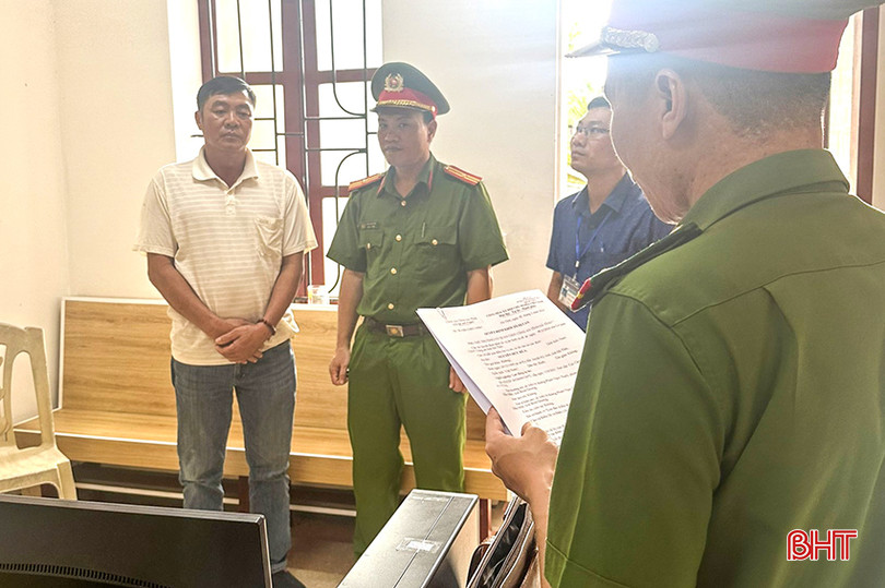 Cơ quan điều tra tống đạt quyết định khởi tố Nguyễn Đức Hứa (ngoài cùng bên trái). cơ quan điều tra tống đạt quyết định khởi tố Nguyễn Đức Hứa.jpg