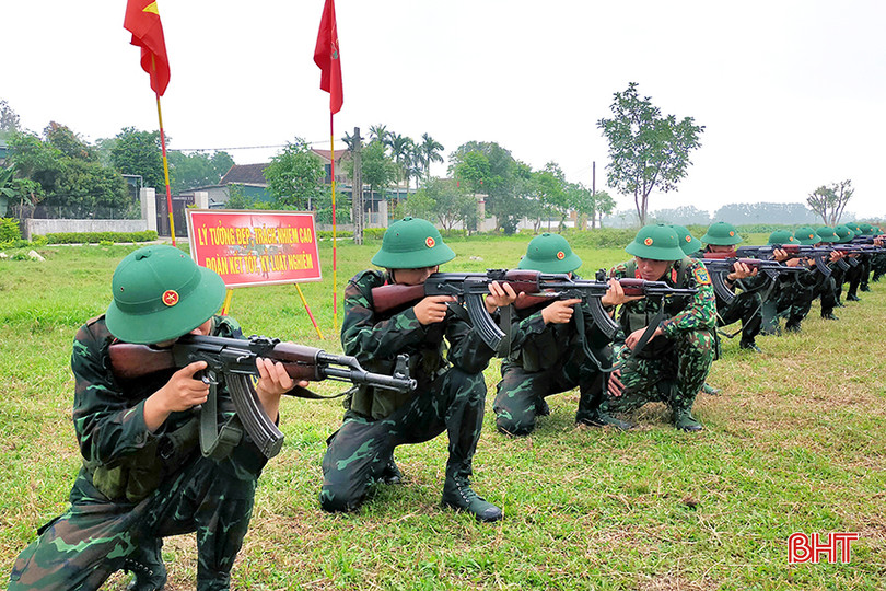 Các chiến sĩ mới Tiểu đoàn 2, Trung đoàn 841 "Tiếp bước chiến sĩ Điện Biên - tiến lên giành 3 nhất", quyết tâm giành kết quả cao trong kiểm tra các nội dung "3 tiếng nổ" sắp tới. Anh 1.jpg