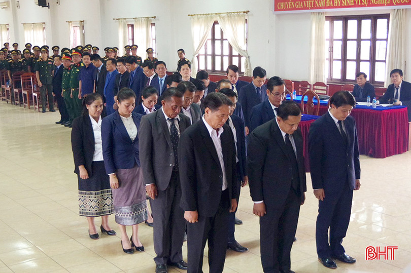 Đồng chí Xông Lâu Nhông Nu - Phó Bí thư Thành ủy Viêng Chăn cùng các thành viên đoàn tiến hành dâng hương tưởng niệm các liệt sĩ. Đồng chí Xông Lâu Nhông Nu - Phó Bí thư Thành ủy Viêng Chăn cùng các thành viên đoàn tiến hành dâng hương tưởng niệm các liệt sĩ.