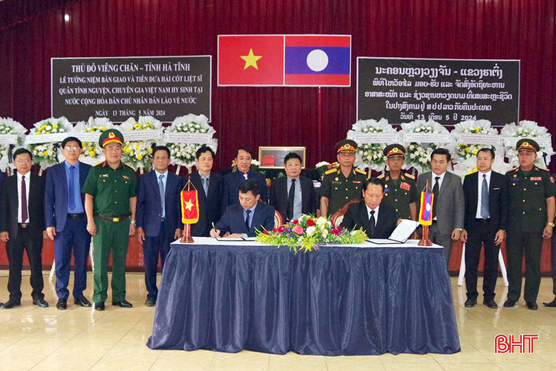 Lãnh đạo tỉnh Hà Tĩnh và Thủ đô Viêng Chăn ký biên bản bàn giao 2 hài cốt liệt sĩ được tìm kiếm cất bốc trong mùa khô 2023 - 2024. Lãnh đạo tỉnh Hà Tĩnh và Thủ đô Viêng Chăn ký biên bản bàn giao 2 hài cốt liệt sĩ được tìm kiếm cất bốc trong mùa khô 2023 - 2024.