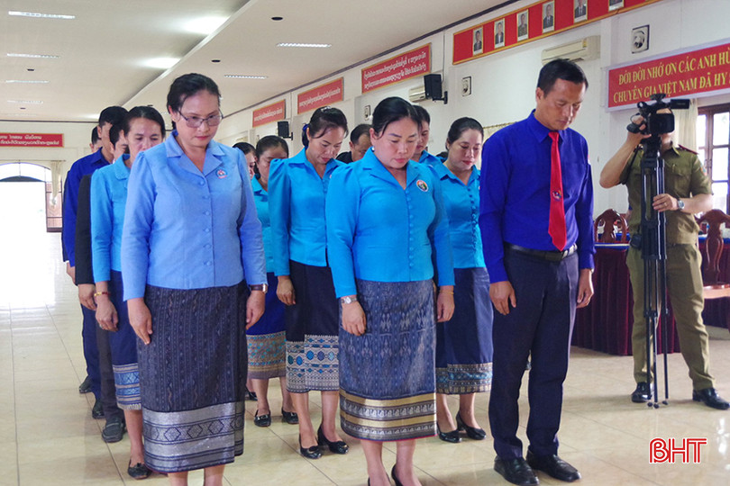 ... và các ngành, đoàn thể trên địa bàn Thủ đô Viêng Chăn dâng hương tưởng nhớ các liệt sĩ. z5436918954401_a02572372b2d720a293ffa9412917525.jpg