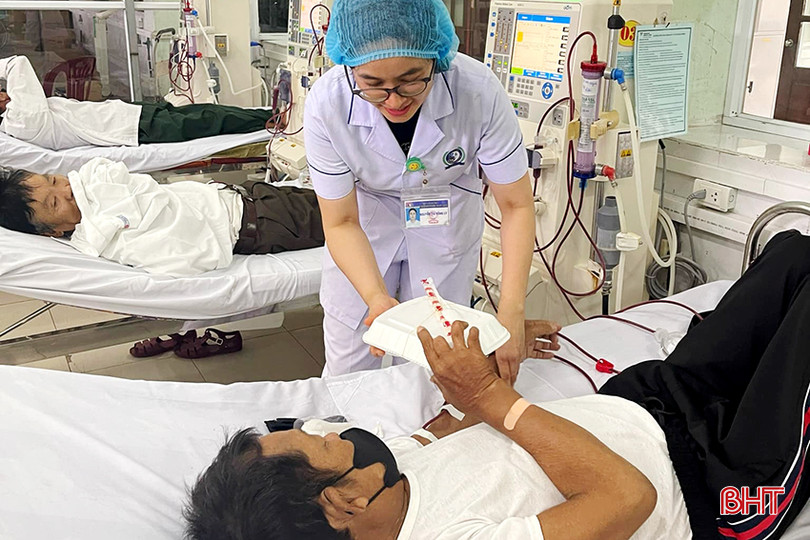 Những suất cơm từ nhóm của chị Hương đã được đội ngũ y bác sĩ trao tận tay bệnh nhân chạy thận ở BVĐK thị xã Kỳ Anh. 441935581_1874289539752580_3275436832075456396_n.jpg