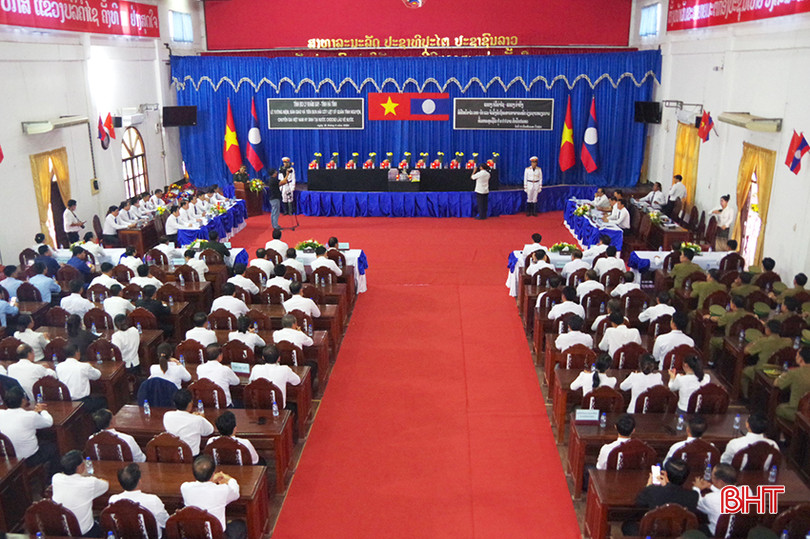 Lễ tưởng niệm 11 liệt sĩ được cử hành trọng thể, trang nghiêm tại hội trường Công an tỉnh Bolikhămxay. 1.JPG