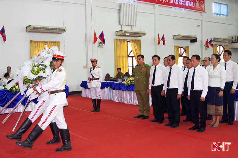 Cấp ủy, chính quyền tỉnh Bolikhămxay dâng hoa, thắp hương tưởng niệm các liệt sĩ. 5.JPG