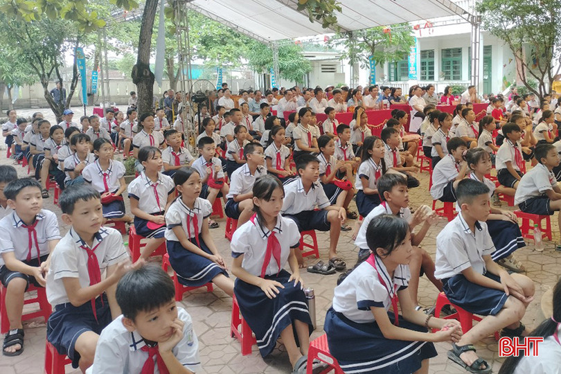 Đông đảo học sinh Trường Tiểu học Hồng Lộc dự lễ phát động. 1.jpg