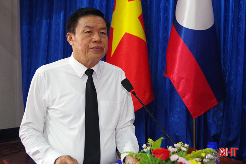 Thiếu tướng Chuông Chăn Lạt Sạ Vông - Phó Trưởng ban Công tác đặc biệt tỉnh Bolikhămxay phát biểu tại buổi lễ. z5443444777010_b6b4dec3cd0a5bcbded0cabc216ea043.jpg