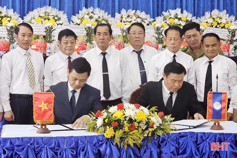 Ban Chỉ đạo 515 tỉnh Hà Tĩnh và Ban Công tác đặc biệt tỉnh Bolikhămxay ký kết biên bản bàn giao hài cốt liệt sĩ.