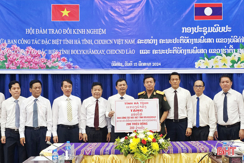 Dịp này, Phó Chủ tịch UBND tỉnh Lê Ngọc Châu đã trao số tiền 200 triệu đồng của UBND tỉnh Hà Tĩnh hỗ trợ cho Ban Công tác đặc biệt tỉnh Bolikhămxay. Dịp này, Phó Chủ tịch UBND tỉnh Lê Ngọc Châu đã trao số tiền 200 triệu đồng của UBND tỉnh Hà Tĩnh hỗ trợ cho Ban Công tác đặc biệt tỉnh Bolikhămxay.