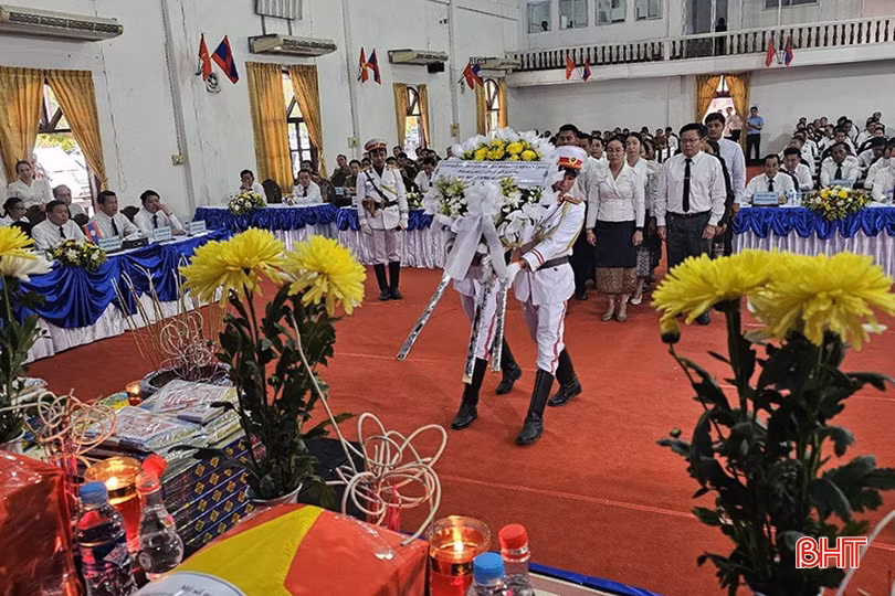 Các cơ quan trên địa bàn thị xã PacXan đến dâng hoa, dâng hương tưởng niệm các liệt sĩ.