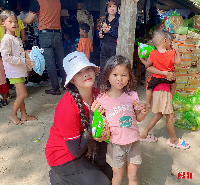 Con gái của chị Hương đã tham gia nhiều chuyến đi thiện nguyện cùng mẹ và các thành viên. hv (2).jpg
