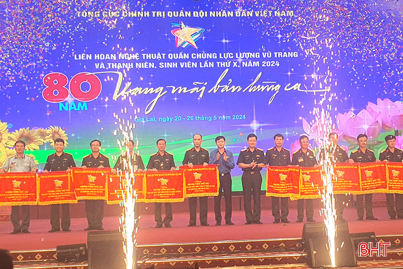 Ban Tổ chức trao giải cho các đoàn đạt giải cao tại liên hoan (đại diện đoàn Hà Tĩnh thứ 6 từ trái sang) Anh 4.jpg