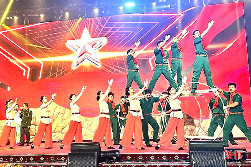 Tiết mục tổ khúc hát múa: "Dưới anh Quân kỳ" và "Hát mãi khúc quân hành" tham gia Liên hoan NTQC LLVT và thanh niên, sinh viên. Anh 3.jpg
