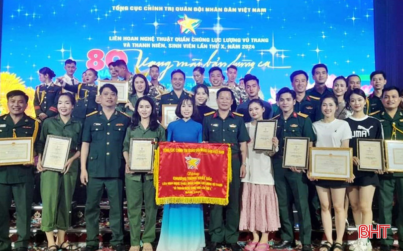 Đoàn Hà Tĩnh chụp ảnh lưu niệm. ggh.jpg