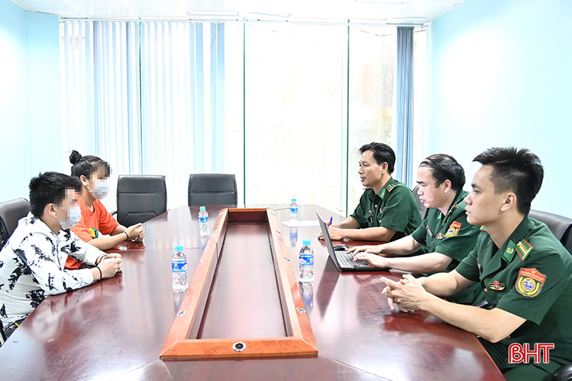 Cán bộ Bộ đội Biên phòng Hà Tĩnh lấy thêm lời khai để xác minh làm rõ vụ việc.