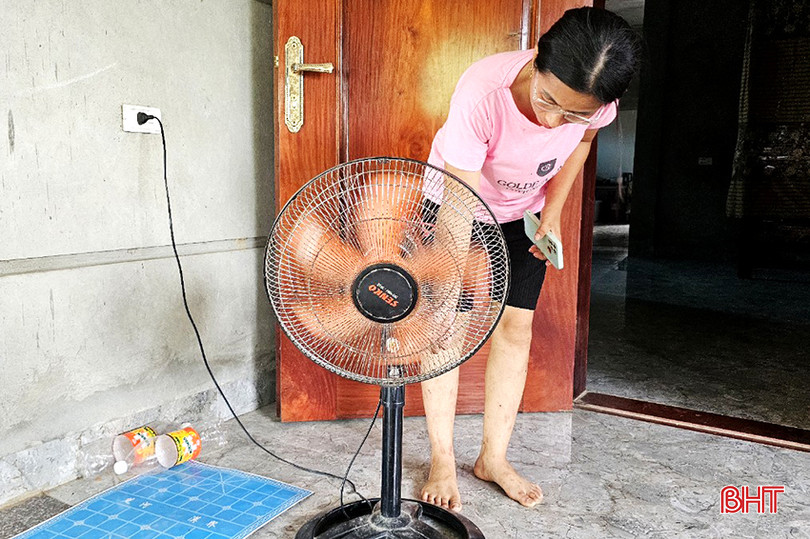 Điện yếu nên nhiều thời điểm, quạt điện không phát huy tác dụng. z5607794613886_9b7f2abd5646a80cb68cd940c820f76f.jpg