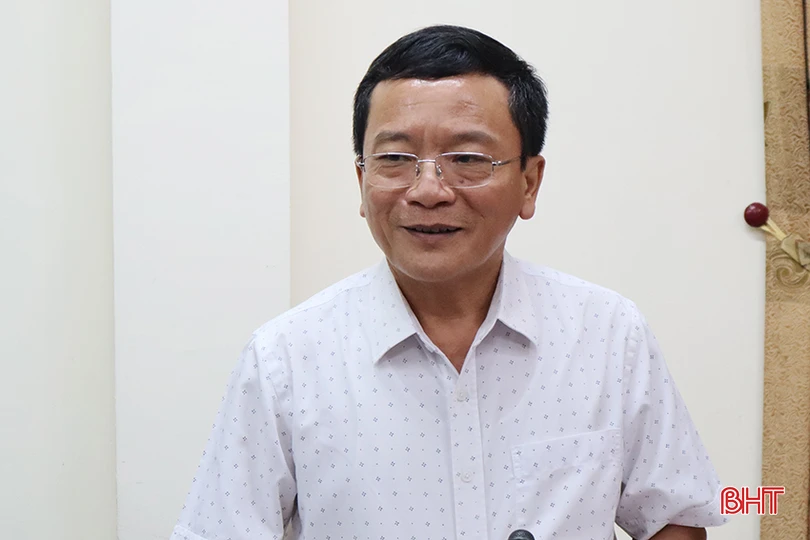 Phó Chủ tịch HĐND tỉnh Trần Văn Kỳ tham gia ý kiến tại cuộc làm việc.