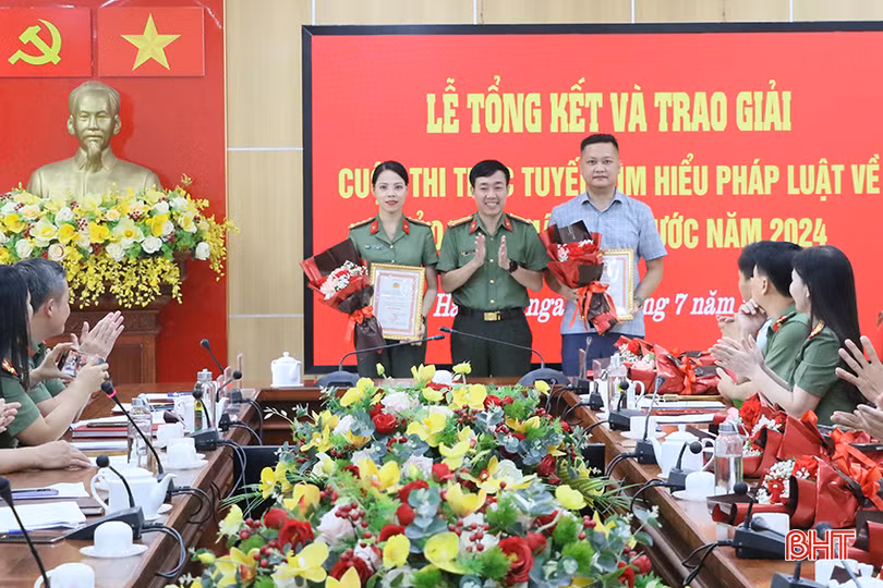 Ban Tổ chức trao giải nhất, nhì cho các cá nhân.