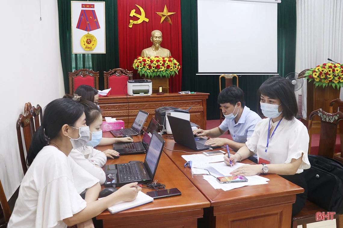 Ủy ban Bầu cử Hà Tĩnh công bố tỷ lệ cử tri bỏ phiếu đến cuối buổi sáng