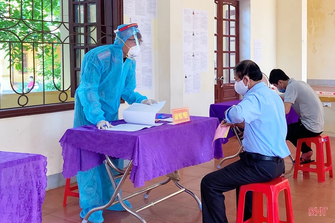 Ủy ban Bầu cử Hà Tĩnh công bố tỷ lệ cử tri bỏ phiếu đến cuối buổi sáng