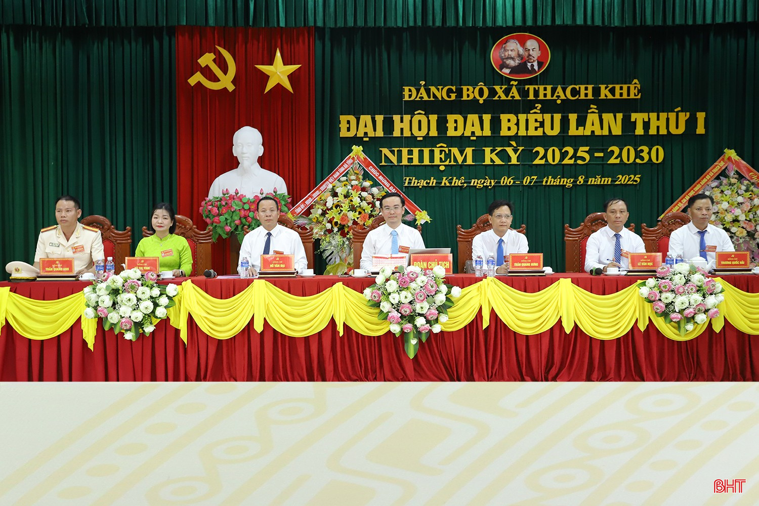 Đoàn chủ tịch điều hành đại hội. bqbht_br_dai-hoi-thach-khe.jpg