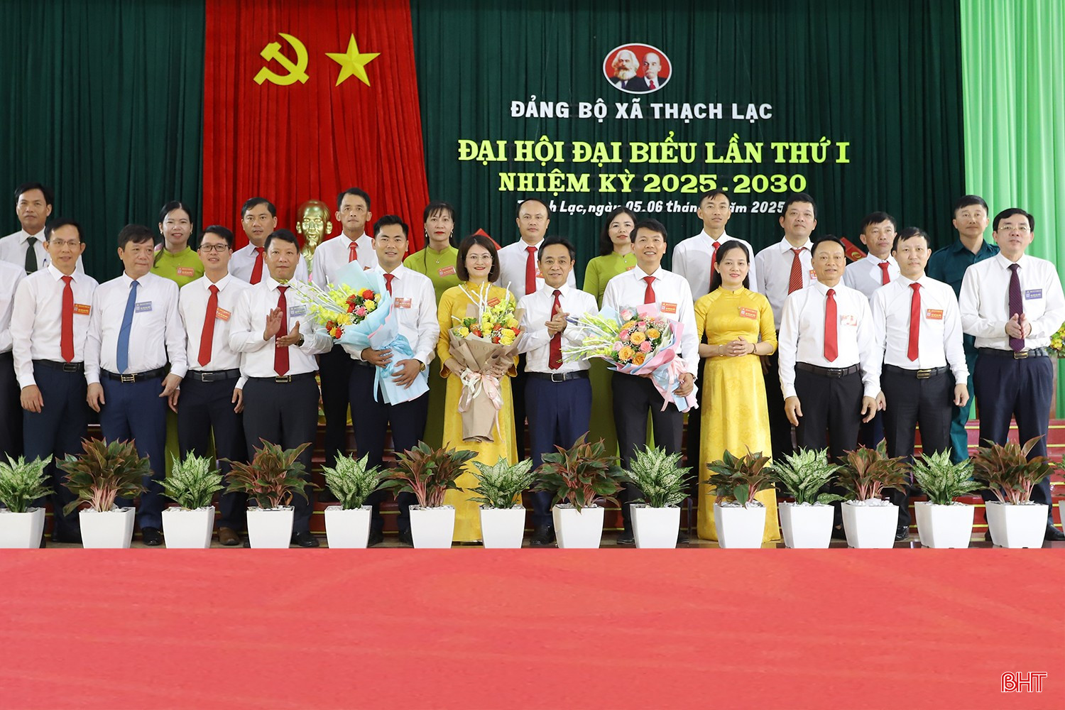 Phó Bí thư Thường trực Tỉnh ủy Trần Thế Dũng và lãnh đạo các ban, sở, ngành tặng hoa chúc mừng Ban Chấp hành Đảng bộ xã Thạch Lạc nhiệm kỳ mới. bqbht_br_dai-hoi-xa-thach-lac-09.jpg