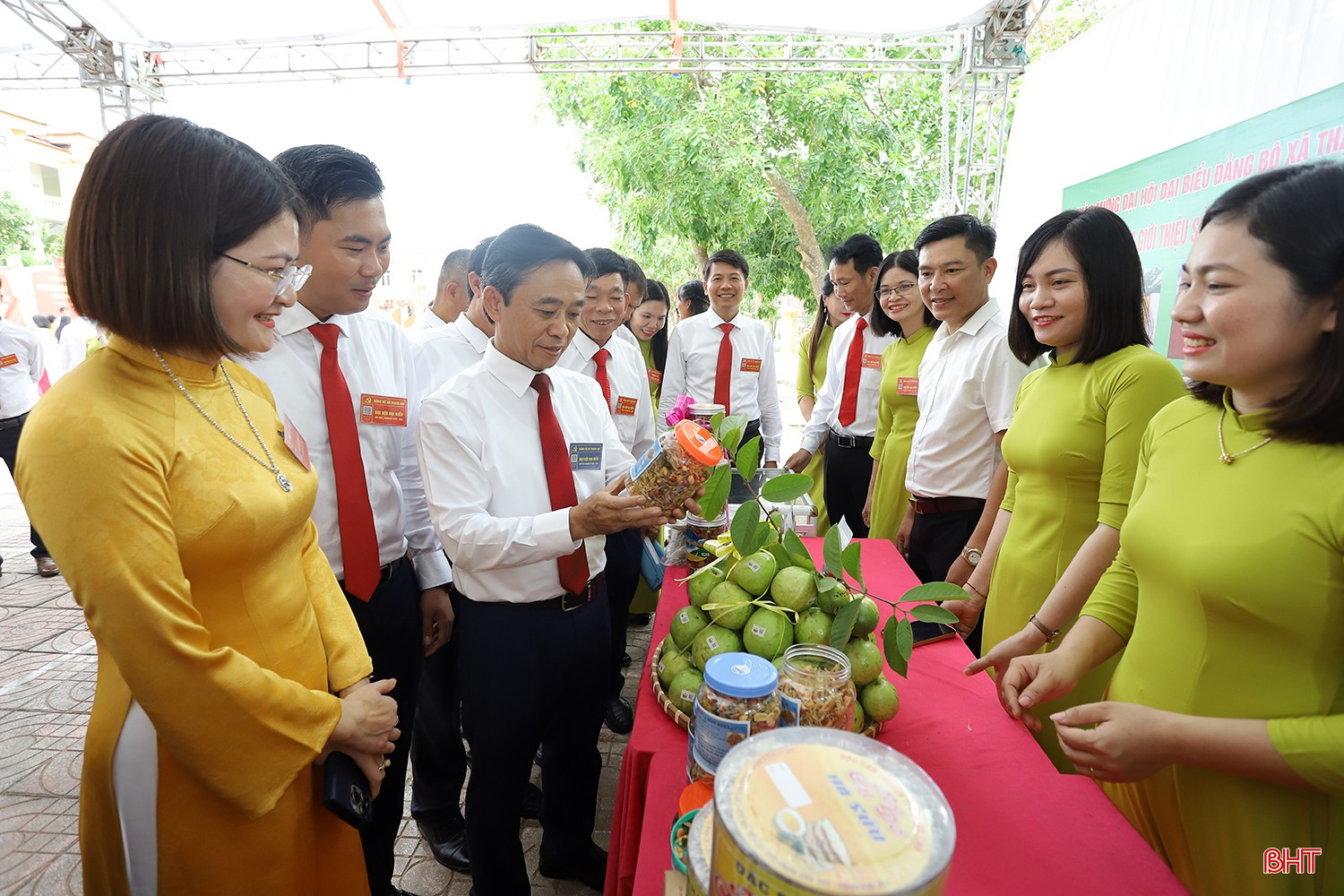Phó Bí thư Thường trực Tỉnh ủy Trần Thế Dũng và đại biểu tham quan gian hàng trưng bày sản phẩm OCOP của xã Thạch Lạc. bqbht_br_dai-hoi-xa-thach-lac-08.jpg