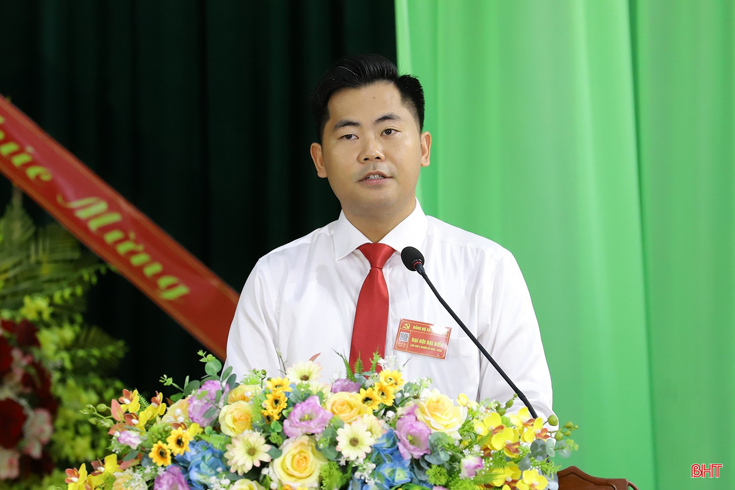 Phó Bí thư Đảng ủy - Chủ tịch UBND xã Thạch Lạc Trần Xuân Hoàng trình bày diễn văn khai mạc đại hội. bqbht_br_dai-hoi-xa-thach-lac-05.jpg