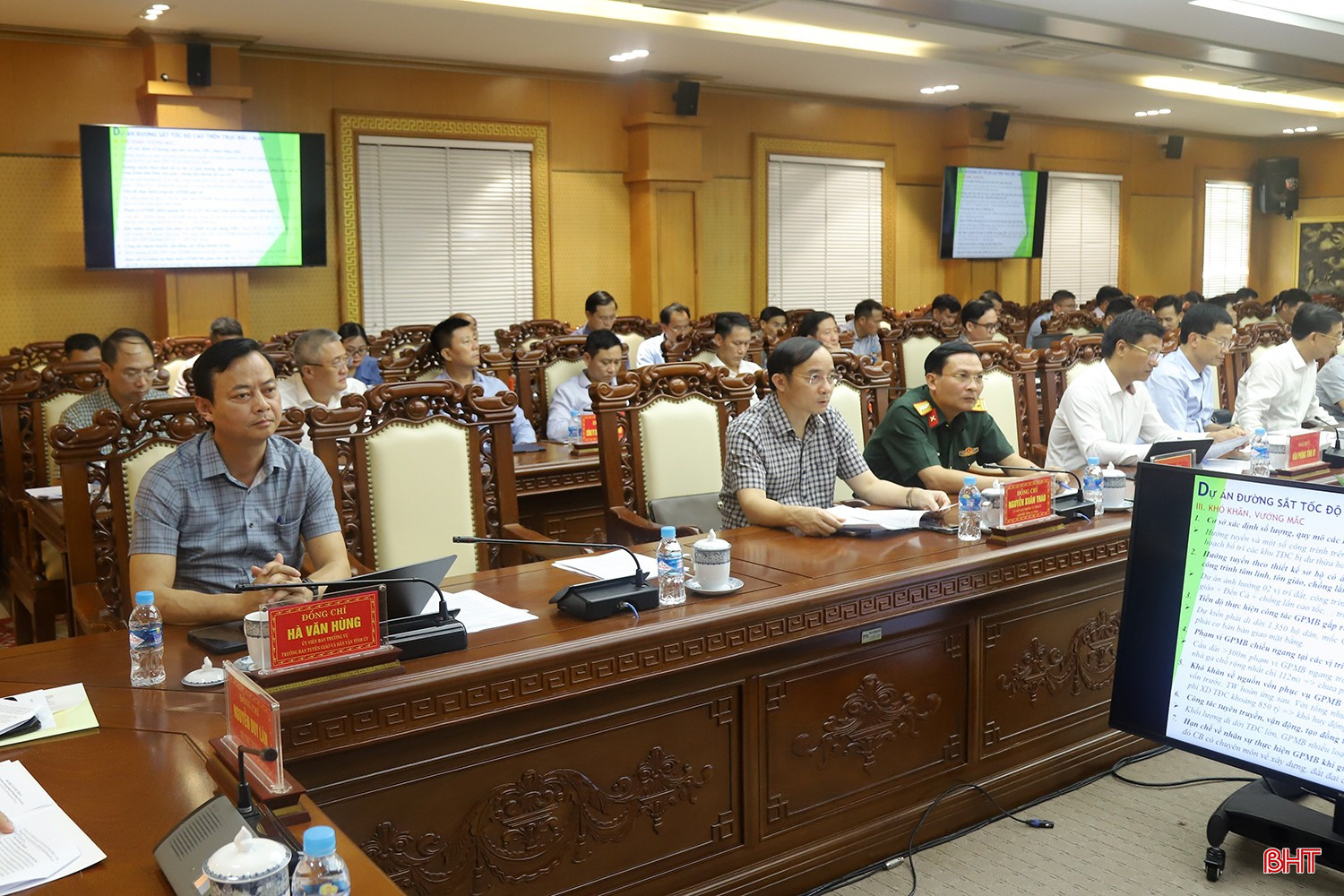 Các đồng chí lãnh đạo tỉnh tham dự cuộc họp. bqbht_br_duong-sat-toc-do-cao-01a.jpg